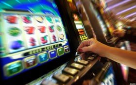 Pengguna dewasa melihat voucher rupiah33